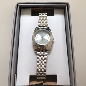 3/35✨ Silver Watch